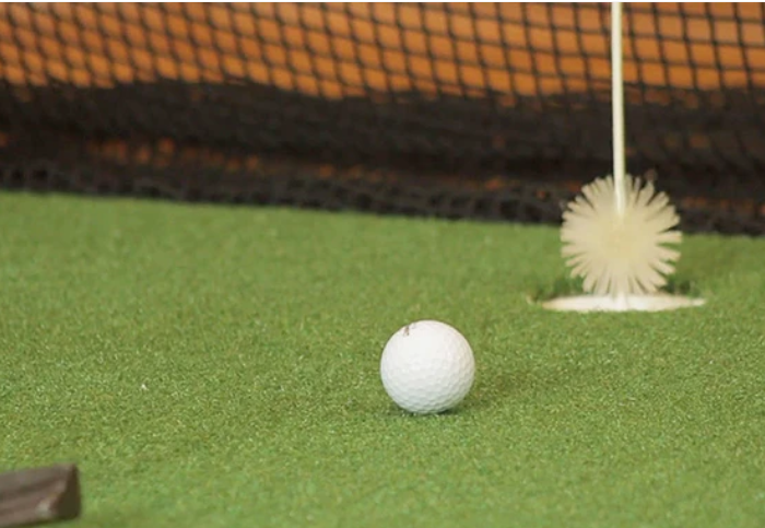 NET RETURN Golfloch und Flagge