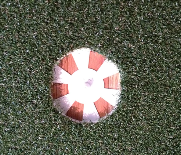 NET RETURN Golfloch und Flagge